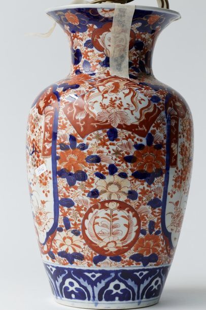 CHINE
Paire de vases à décor Imari montés...