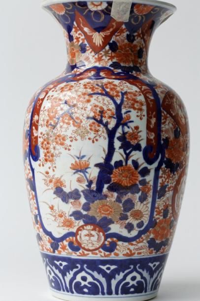 CHINE
Paire de vases à décor Imari montés...