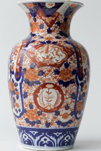 CHINE
Paire de vases à décor Imari montés...