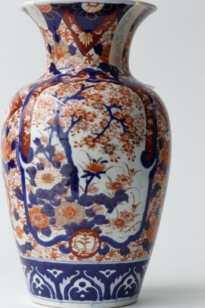 CHINE
Paire de vases à décor Imari montés...