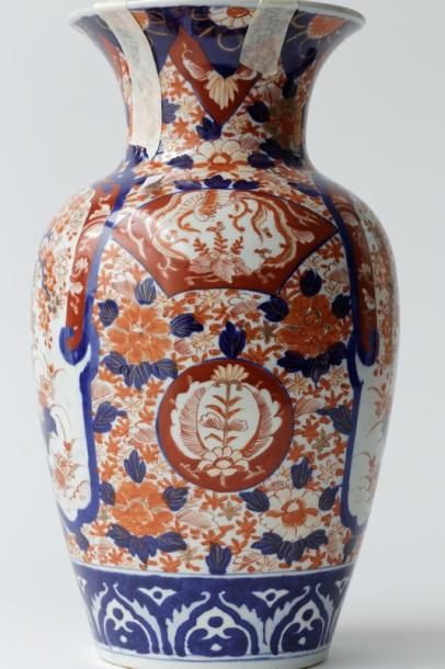 CHINE
Paire de vases à décor Imari montés...