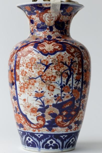 CHINE
Paire de vases à décor Imari montés...
