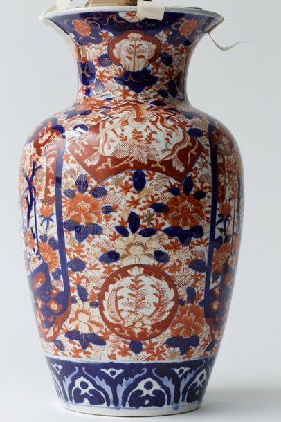 CHINE
Paire de vases à décor Imari montés...