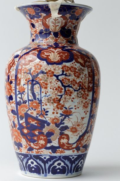 CHINE
Paire de vases à décor Imari montés...