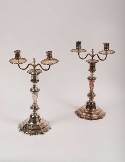 Paire de bougeoirs en bronze argenté à pans...