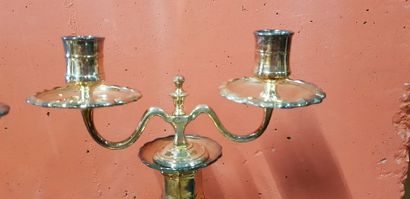 Paire de bougeoirs en bronze argenté à pans...