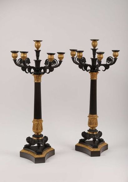 Paire de candélabres de cheminée en bronze...