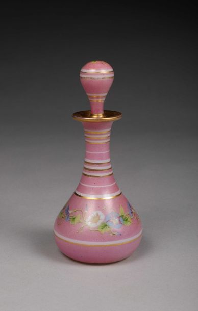 Petit flacon avec son bouchon en opaline...