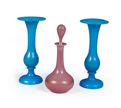 Paire de petits vases soliflores de forme...
