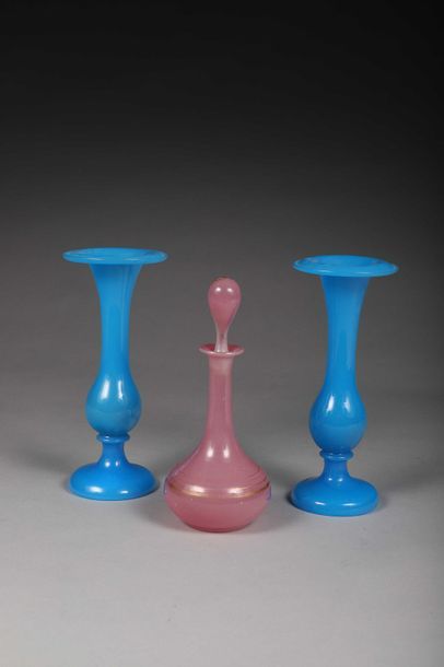Paire de petits vases soliflores de forme...
