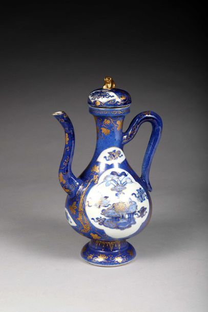 Aiguière en porcelaine et émail bleu poudré...