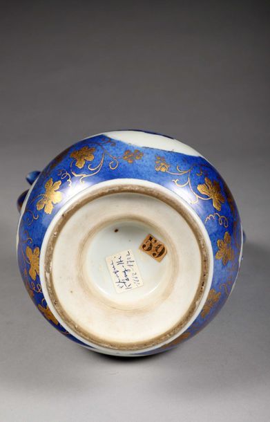 Aiguière en porcelaine et émail bleu poudré...