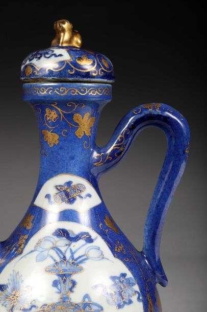 Aiguière en porcelaine et émail bleu poudré...
