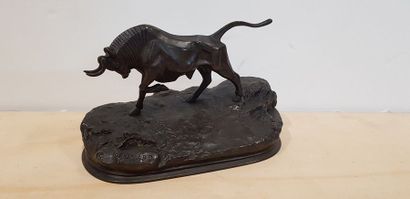 Taureau chargeant sur un tertre

Sculpture...