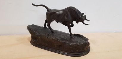 Taureau chargeant sur un tertre

Sculpture...