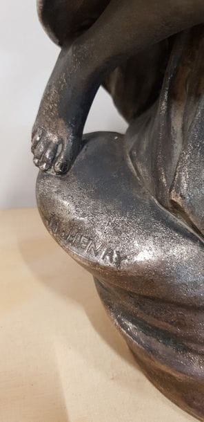 M. HENRY (?) 

Femme drapée

Sculpture en...
