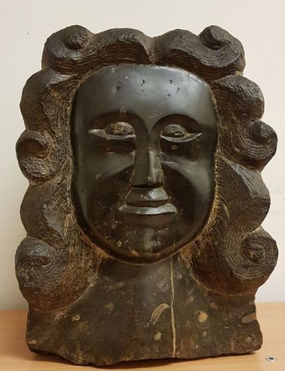 Tête en pierre noire sculptée figurant un...