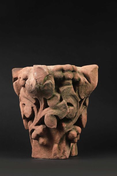 Chapiteau en grès rose sculpté toutes faces...