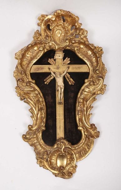 Christ en ivoire sculpté, sur une croix en...