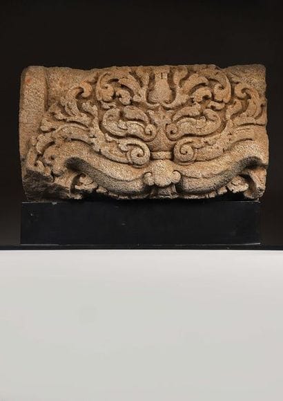 Fragment de linteau sculpté en bas relief

Représentant...