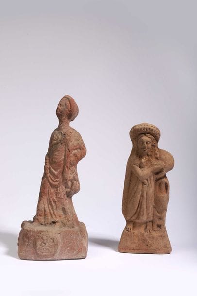 Statuette

Représentant une jeune femme drapée.

Terre...