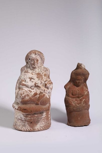 Lot de deux statuettes

A : Maternité allaitante.

Terre...