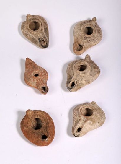 Lot de 6 lampes à huile en terre cuite d’époque...