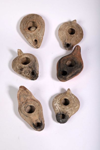 Lot de 6 lampes à huile en terre cuite d’époque...