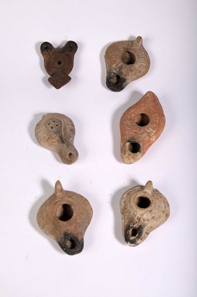 Lot de 6 lampes à huile en terre cuite d’époque...