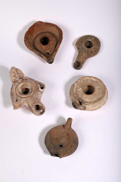 Lot de 6 lampes à huile en terre cuite d’époque...