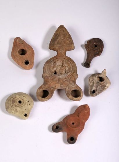 Lot de 6 lampes à huile en terre cuite d’époque...