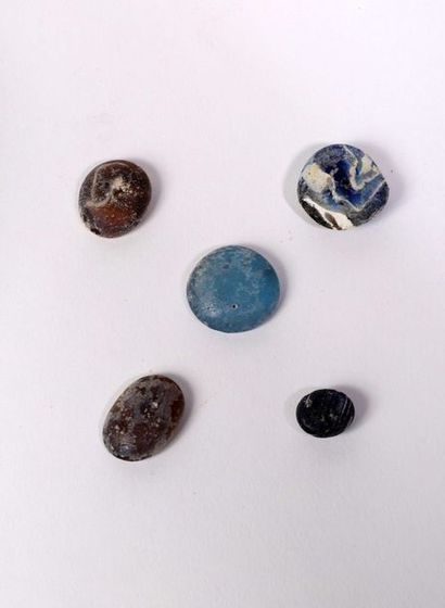 Lot de 5 cabochons en pâte de verre

Epoque...