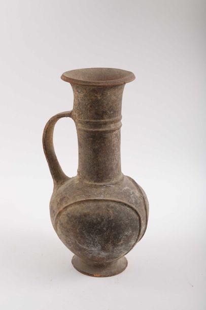Vase

A panse globulaire et haut col.

Terre...