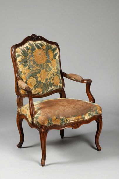 Fauteuil à la reine en noyer mouluré et sculpté....