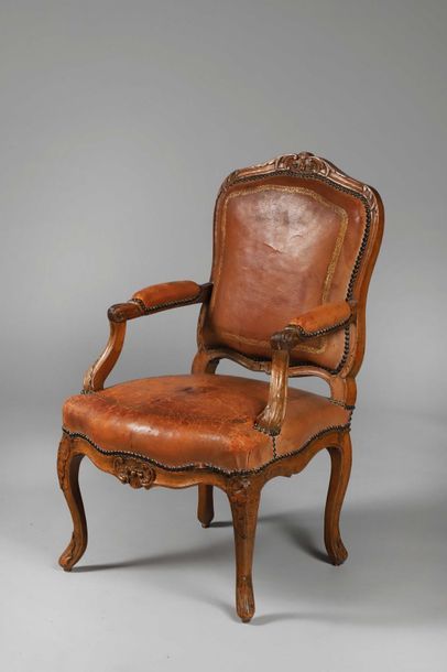 Elégant fauteuil de cabinet en bois sculpté...