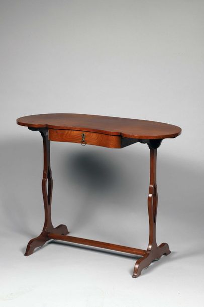 Petite table liseuse de forme rognon en acajou...