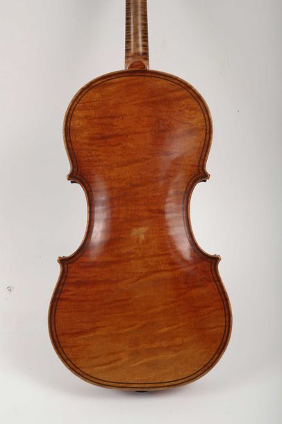 Violon portant étiquette: 