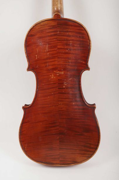 Violon portant signature illisible.

Long:...