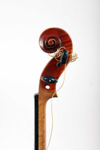 Violon portant signature illisible.

Long:...