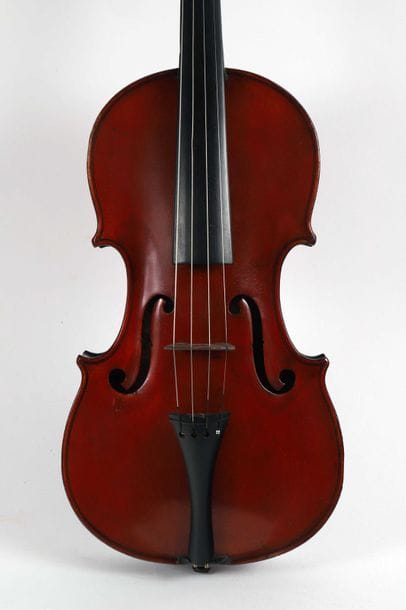 Violon 358 mm

Vernis rouge /brun 

Restaurations

Etui...