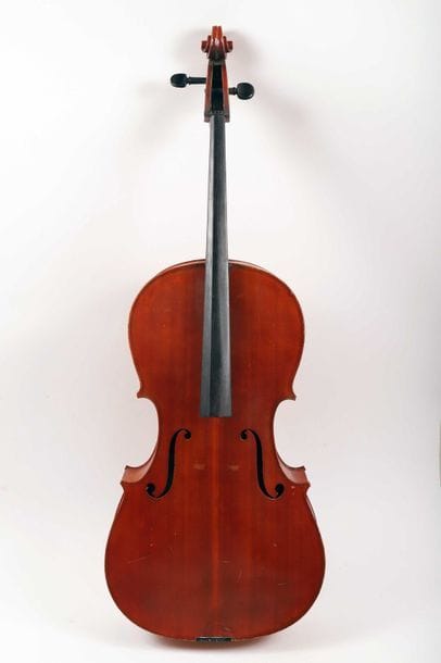 Violoncelle portant étiquette: 