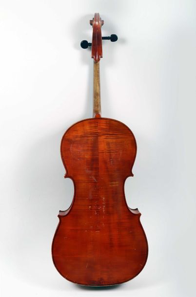 Violoncelle portant étiquette: 