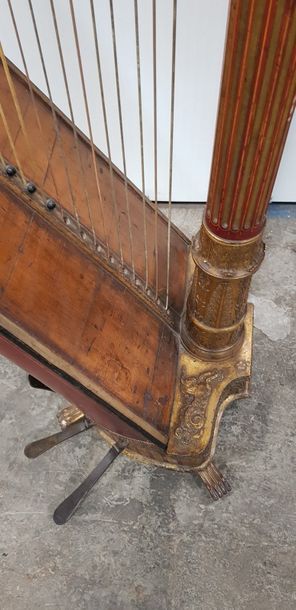 Harpe à 7 pédales (manque 1) en bois peint...
