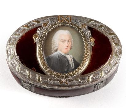 Tabatière ovale à charnière et monture en...