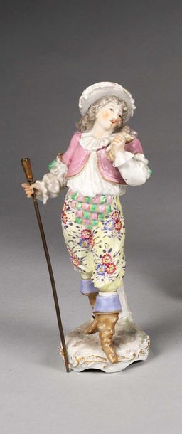 Deux statuettes en pendant en porcelaine...