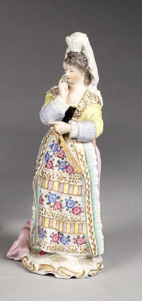 Deux statuettes en pendant en porcelaine...