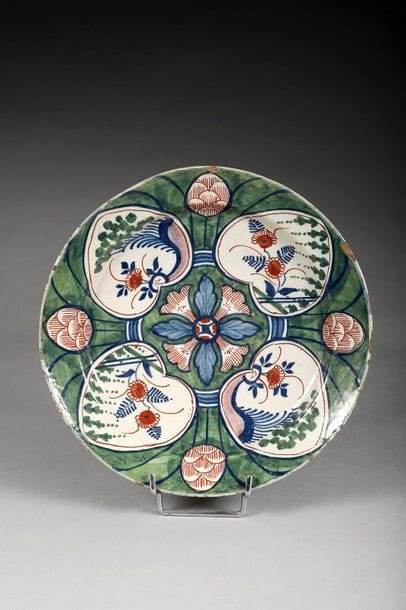Plat rond et creux en faïence polychrome...