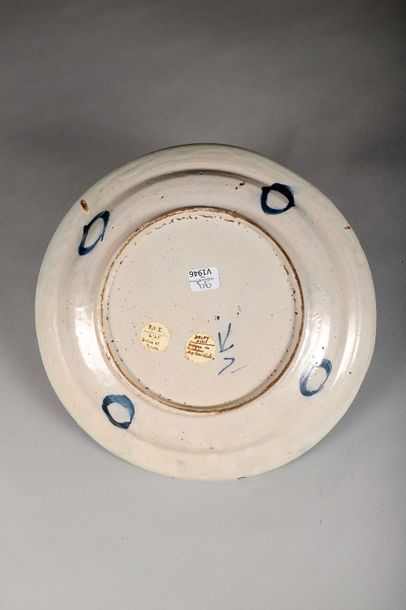 Plat rond et creux en faïence polychrome...