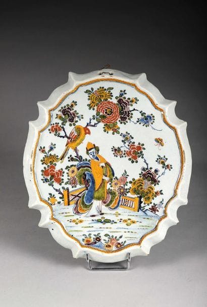 Plaque ovale en faïence polychrome de Delft

Elle...