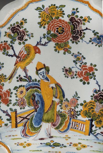 Plaque ovale en faïence polychrome de Delft

Elle...
